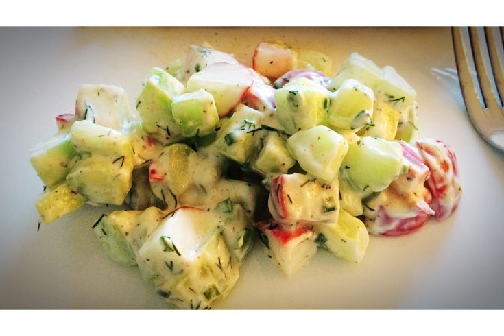 salade de concombre et radis avec vinaigrette au yogourt